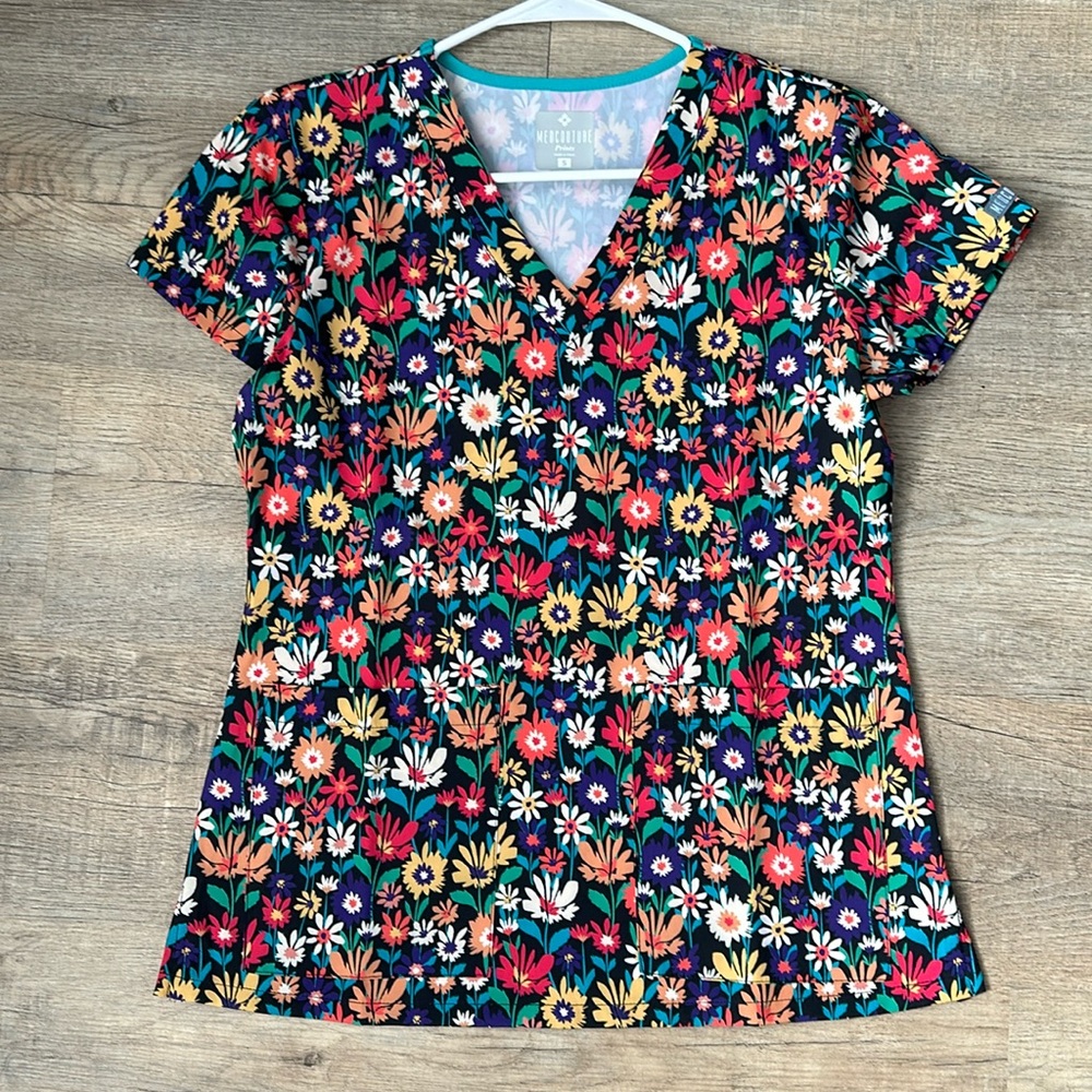 NWT MED COUTURE scrub top